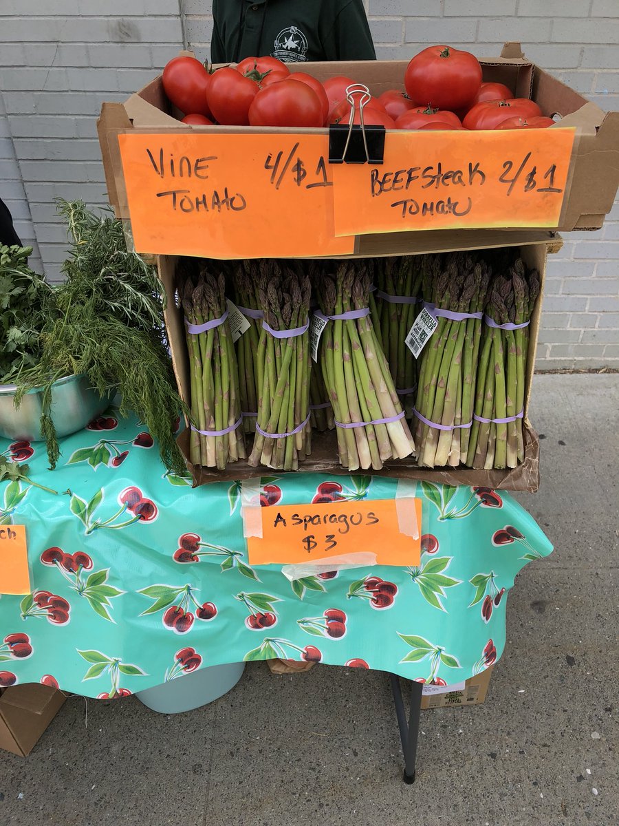 EMS562's tweet photo. Hey #Bushwick #brooklyn ! Want fresh, affordable and local produce? Stop by Evergreen’s farm stand every Friday 2:30-4! https://t.co/h2TBemQA6F