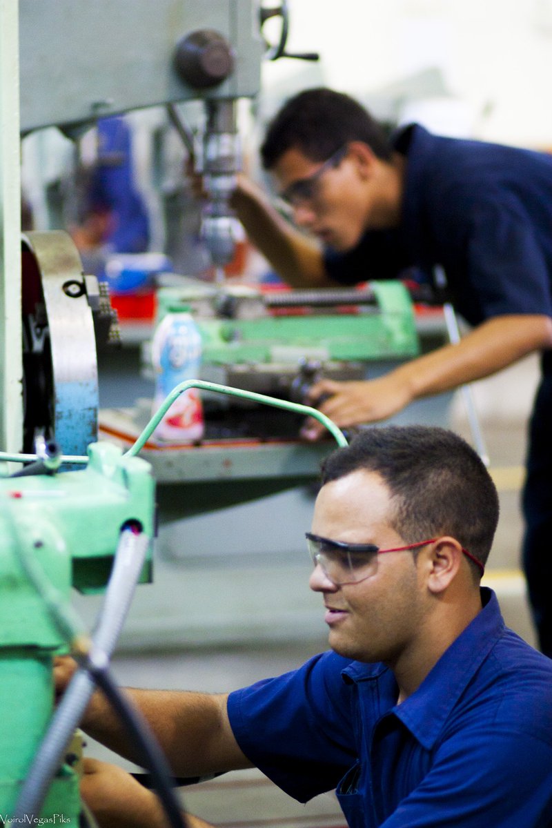 "El objetivo principal de la educación es crear personas capaces de hacer cosas nuevas, y no simplemente repetir lo que otras generaciones hicieron"
-Jean Piaget