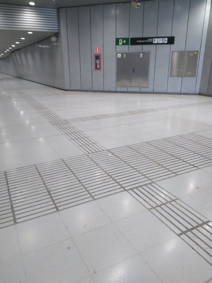 motionheaven's tweet photo. Por suerte cada vez son más las estaciones de metro que cuentan con este tipo de indicaciones para hacerlas más accesibles para todos. Me parece genial que esté señalizado todo, el acceso a los ascensores, máquinas de venta, escaleras... Un avance! #sharediversitas #diversidaduoc https://t.co/f9c2GAX0ny