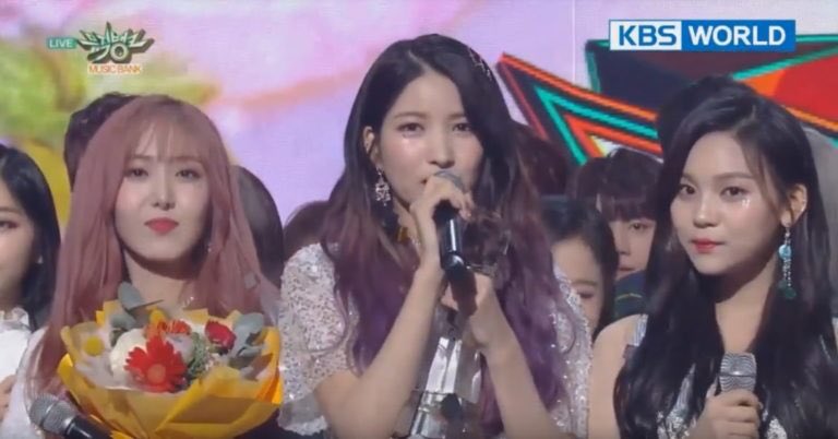 brazilkorea's tweet photo. #GFRIEND leva seu 4º win com 'Time For The Moon Night' no Music Bank! 🎉👏🏻😄 #TimeForTheMoonNight4thWin https://t.co/GU8nvw8zzL