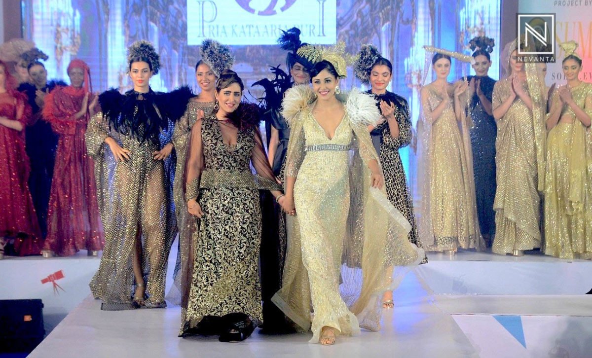 NevantaMedia's tweet photo. @Pooja_Chopra_ turns showstopper for @Priakatariapuri's opulent evening wear collection - https://t.co/oSMjvuUO41 https://t.co/9sJs8E9VKk