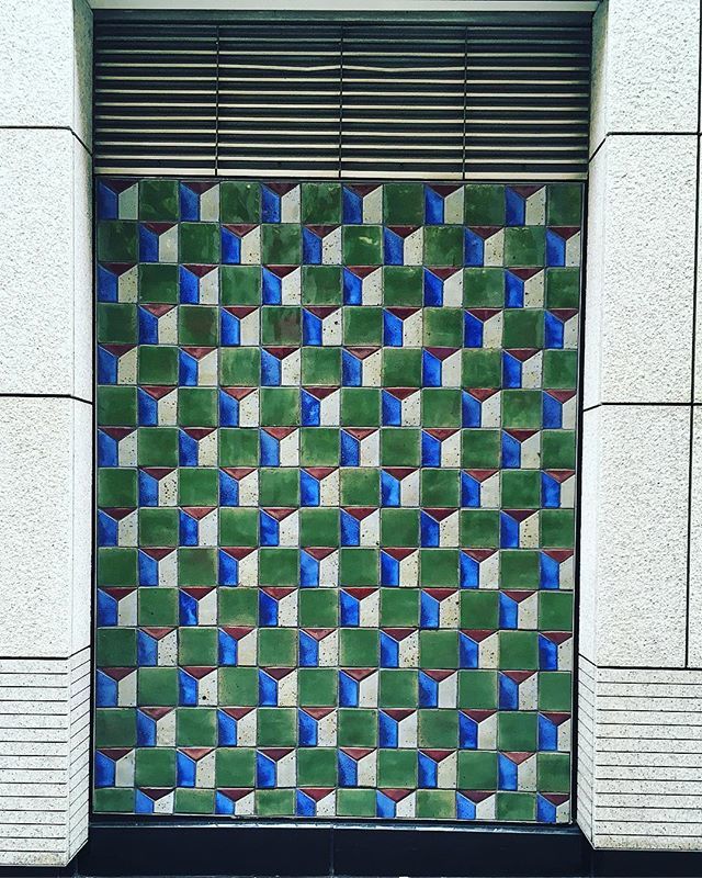 soshanau's tweet photo. This wall has artistic importance #ihavethisthingwithpatterns - my favourite section and colours #blackfriars https://t.co/WV2ic2fggB https://t.co/ZH3rqRJCvj
