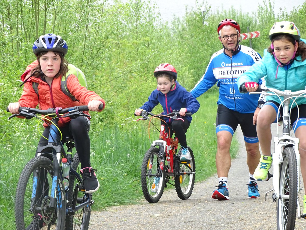 no_limit_team's tweet photo. Morgen ook mooi weer, dus fietstraining, allen paraat in Avelgem of Zwevegem (met fiets en helm) #exploreyourchallenges #completeathletes https://t.co/c3RhF2Z7OE