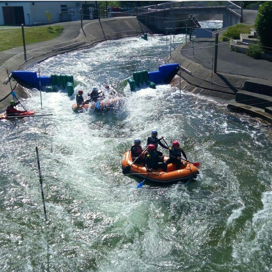 ASNewtonClichy's tweet photo. Aujourd'hui les élèves de l'option EPS et de l'AS ont participé à une sortie à la base de loisirs de Cergy ! Au programme : rafting, vague à surf, voile et téléski !
#Lycée #Newton #Clichy #UNSS
#BaseDeLoisirs #Cergy https://t.co/p2xcKhmC9x
