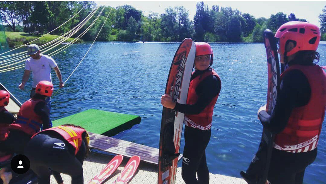 ASNewtonClichy's tweet photo. Aujourd'hui les élèves de l'option EPS et de l'AS ont participé à une sortie à la base de loisirs de Cergy ! Au programme : rafting, vague à surf, voile et téléski !
#Lycée #Newton #Clichy #UNSS
#BaseDeLoisirs #Cergy https://t.co/p2xcKhmC9x