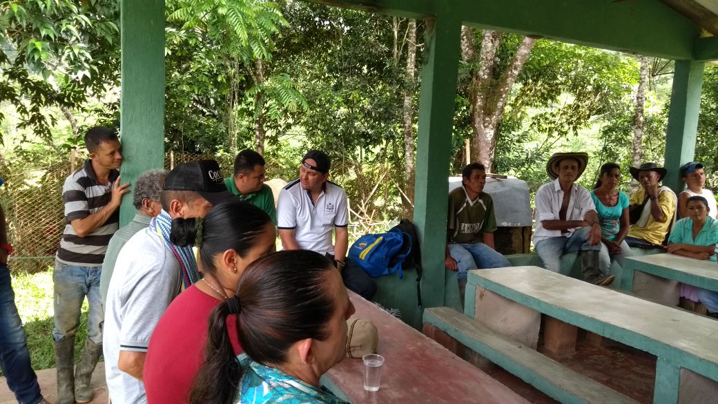 AlcaldiaCocorna's tweet photo. Hoy nuestro alcalde @JohanAlcalde acompañando a la comunidad de la vereda El Cocuyo del municipio de Cocorná donde sus pobladores manifestaron sus inquietudes y necesidades. #CocornáFlorece del escritorio al territorio  @AlcaldiaCocorna https://t.co/0AHxS3Llum