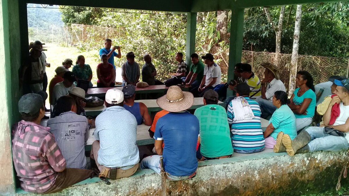 AlcaldiaCocorna's tweet photo. Hoy nuestro alcalde @JohanAlcalde acompañando a la comunidad de la vereda El Cocuyo del municipio de Cocorná donde sus pobladores manifestaron sus inquietudes y necesidades. #CocornáFlorece del escritorio al territorio  @AlcaldiaCocorna https://t.co/0AHxS3Llum
