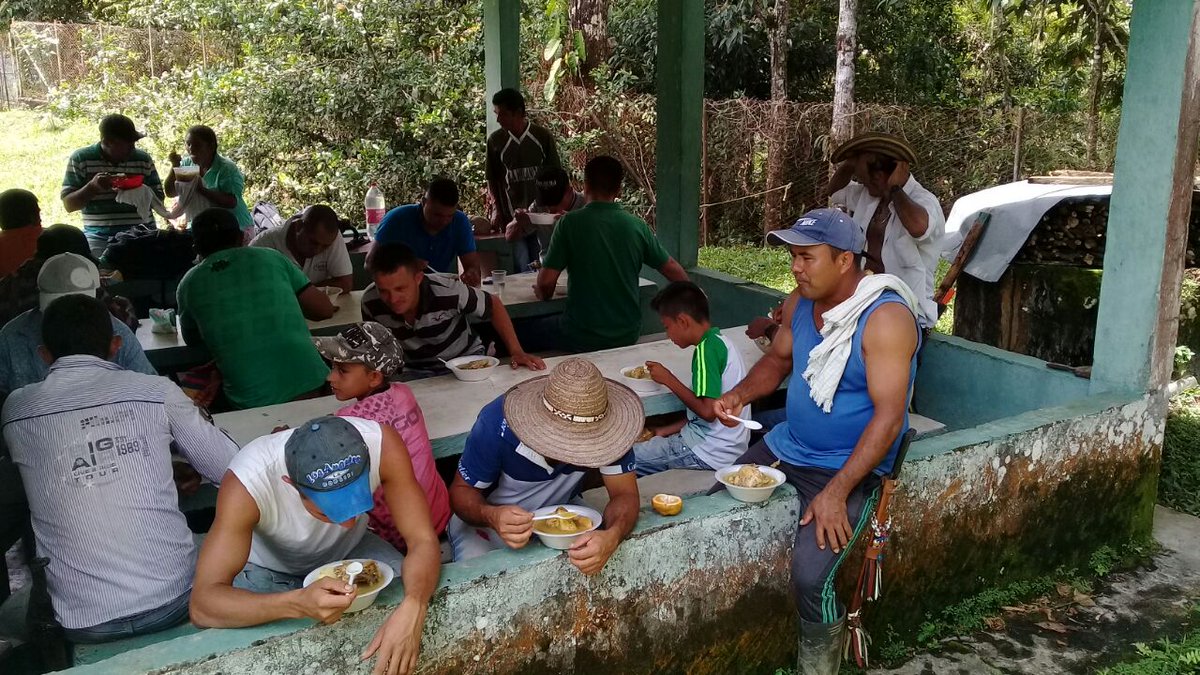 AlcaldiaCocorna's tweet photo. Hoy nuestro alcalde @JohanAlcalde acompañando a la comunidad de la vereda El Cocuyo del municipio de Cocorná donde sus pobladores manifestaron sus inquietudes y necesidades. #CocornáFlorece del escritorio al territorio  @AlcaldiaCocorna https://t.co/0AHxS3Llum