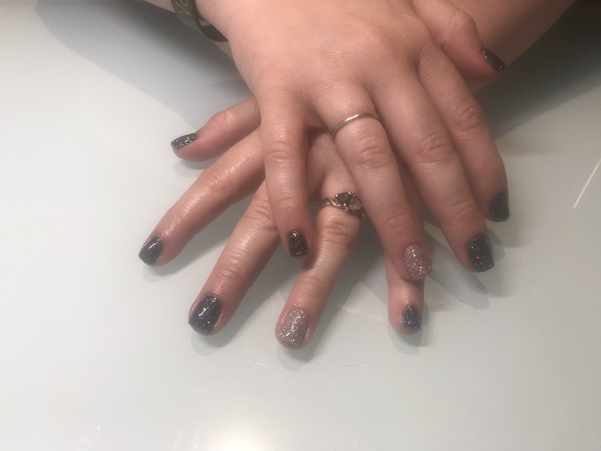 Corals_Nails_11's tweet photo. We are 4 days short of a month!! Getting your nails done is so relaxing and builds your confidence!! Call to book today 702.489.3411 

#NailTech #Glitter #Silver #KiaraSkyGelPolish #KiaraSkyDipPowder #Black #4weeks #Acrylic #GelPolish #DipPowder #CoralsNailLove https://t.co/KoGIbofX0N