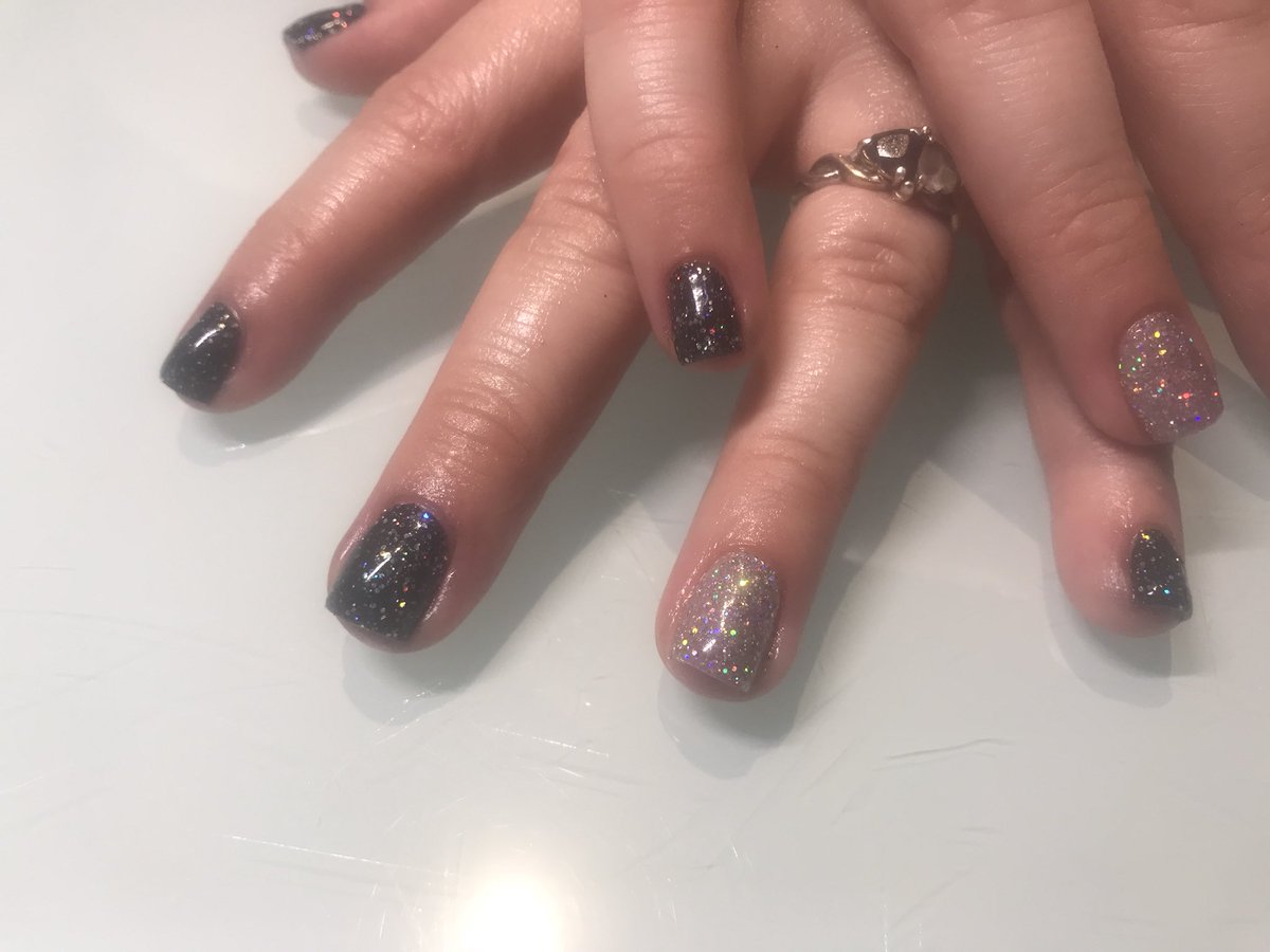 Corals_Nails_11's tweet photo. We are 4 days short of a month!! Getting your nails done is so relaxing and builds your confidence!! Call to book today 702.489.3411 

#NailTech #Glitter #Silver #KiaraSkyGelPolish #KiaraSkyDipPowder #Black #4weeks #Acrylic #GelPolish #DipPowder #CoralsNailLove https://t.co/KoGIbofX0N