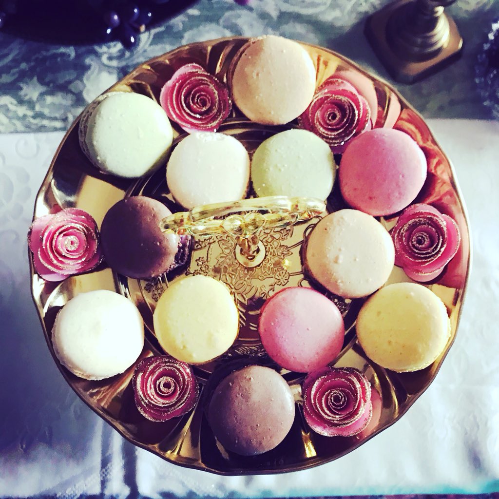 RobynNorgan's tweet photo. Beautiful desserts for the beautiful bride #bridalshower #dessert #macrons #roses #gold #colorful #events #eatwhatyouwantday #robyndianeevents https://t.co/lcqIWu7vCj https://t.co/7WVa6QsPNi