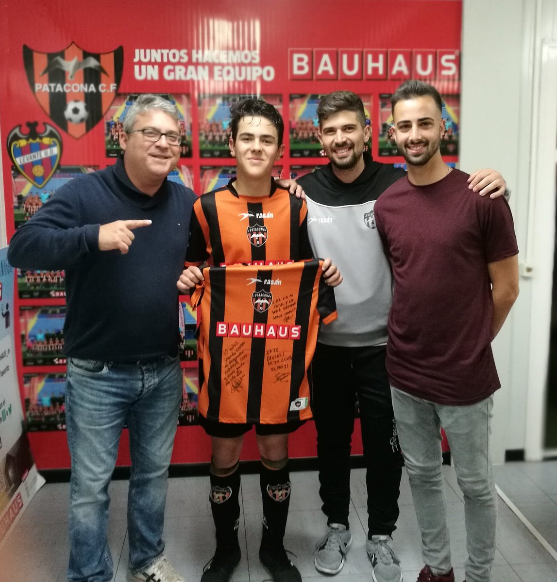 patacona_cf's tweet photo. Uno de los nuestros Alberto Sánchez desde el minuto 0 con nosotros, se nos va a vivir al norte, avisamos @SportingDe y @RealOviedo que sale libre y es un 10 dentro y fuera del campo, esta será siempre tu casa. https://t.co/5R13R7qLjc