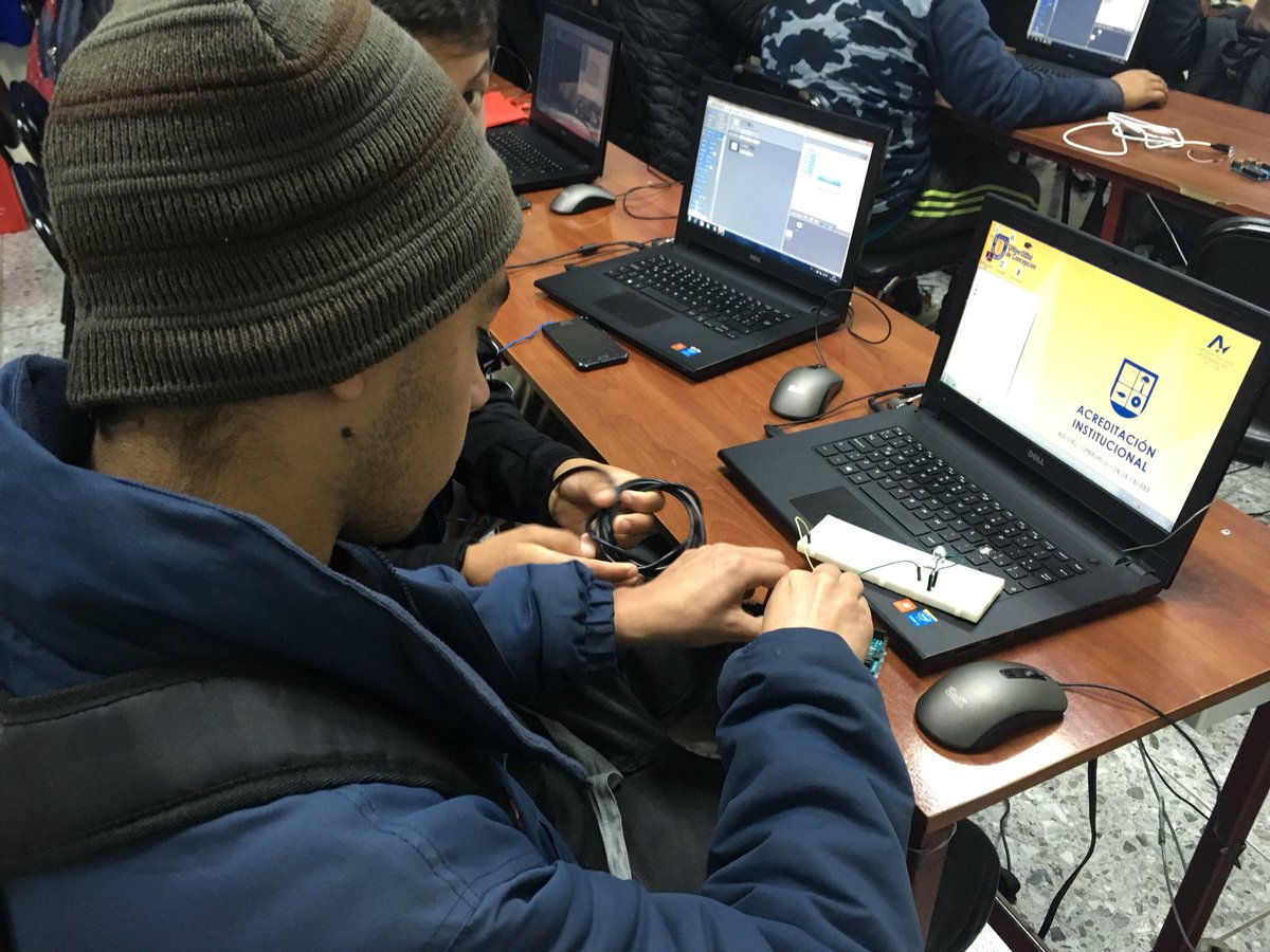 CI_CFTLA's tweet image. Por cuatro año consecutivo, la carrera de Computación e Informática, apoyada con el @ci_cftla, celebró el #DiaDelArduino. Revisa parte de la actividad de hoy, en las siguientes fotos!