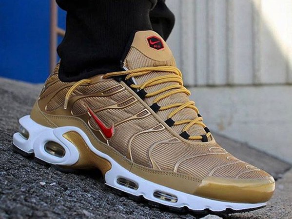 nike air max plus qs metallic gold