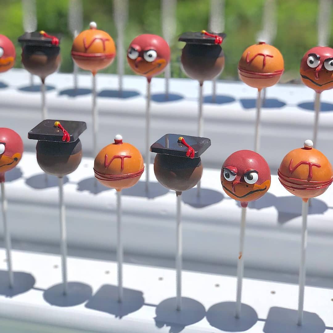 MsZee2You's tweet photo. His high school graduation party is tomorrow and Tiffany did an amazing job with his cake and cake pops🤗 He does not like fondant and there is none, all icing🤤 I'm ready to get this party started.
🎊👨🏿‍🎓🎉🏈
#VTMom #VirginiaTech #ClassOf2018 #HokieNation https://t.co/3a13NcMyrc