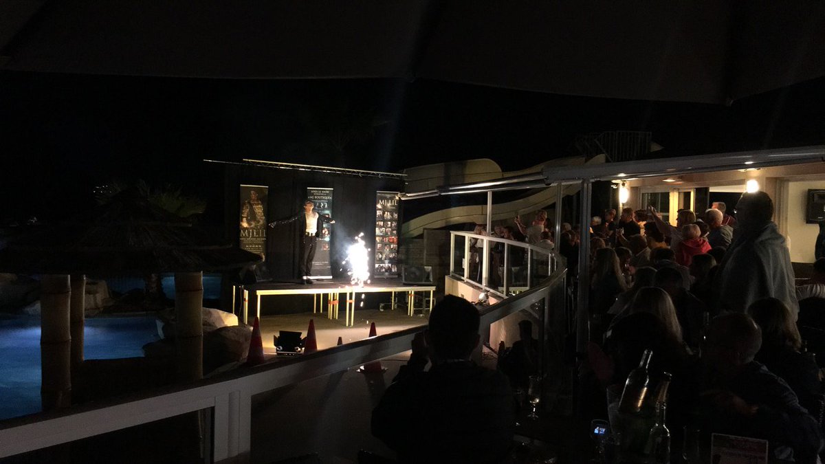 lapinede83's tweet photo. Super show de Michael Jackson !!! 🔥😍  §h6K7p https://t.co/ztv0ZiG4s3