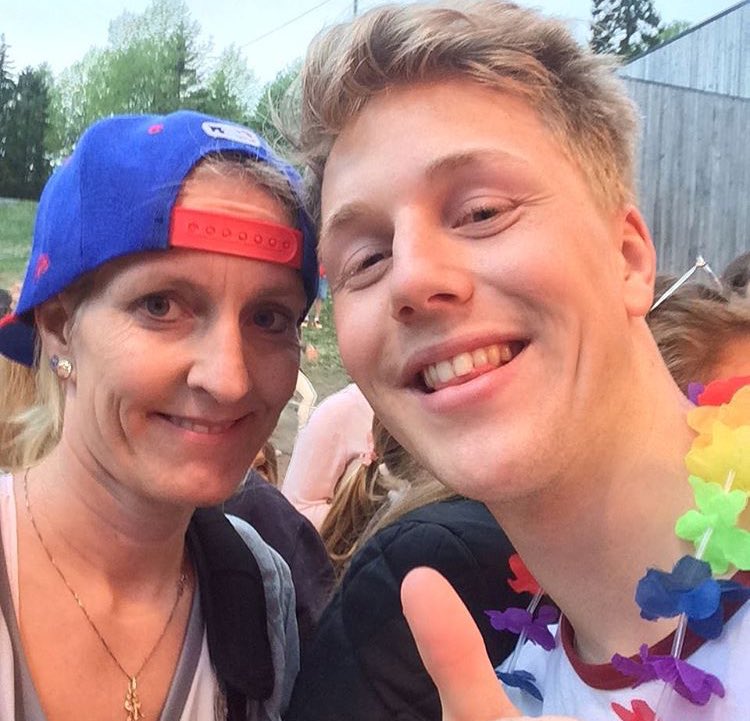 TMLDotCom's tweet photo. May 11: Sander and Eric with a fan in Tønsberg. {2} https://t.co/0w0DxMlxGs