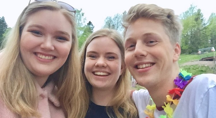 TMLDotCom's tweet photo. May 11: Eric with fans in Tønsberg. {3} https://t.co/MlvfisAad3