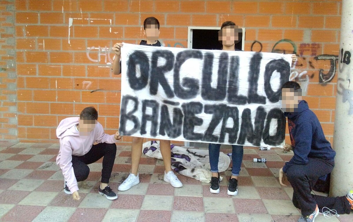 FBanezano's tweet photo. Nuestra hinchada entra en acción... 🔞 https://t.co/YNxlGqKimN