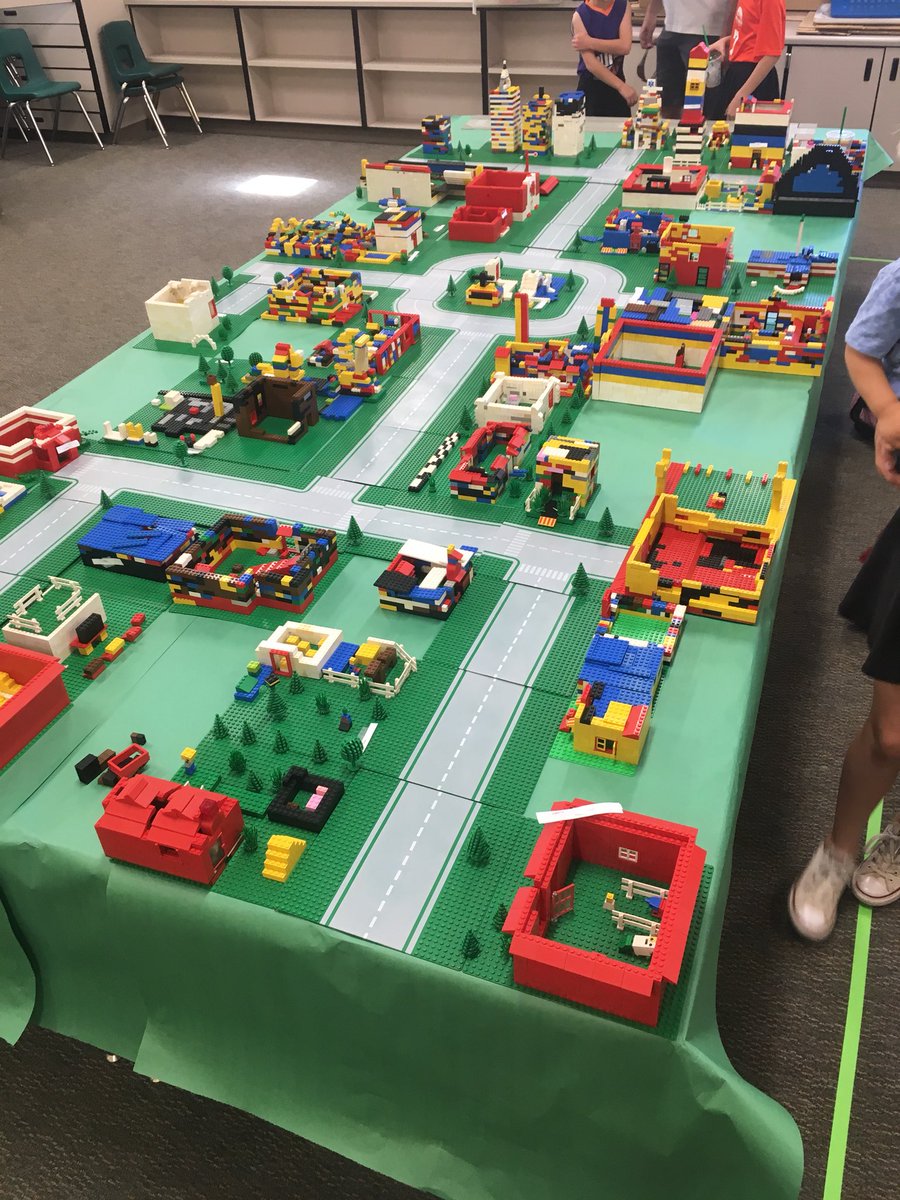 CopperRidgeSUSD's tweet photo. 3rd grade learning about communities while building LEGO City. #CopperRidgetoCollege https://t.co/8e0OrzTtQn