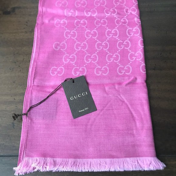 KimberleeMinnic's tweet photo. So good I had to share! Check out all the items I'm loving on @Poshmarkapp from @gonzo_30531 #poshmark #fashion #style #shopmycloset #functionfringe #gucci: https://t.co/xrT3FhOwoI https://t.co/vaS1SfzNml