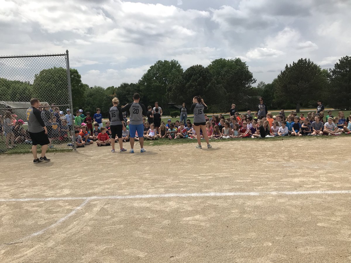 LeopardsLES's tweet photo. 2nd Annual LES Kickdown 5th grade v staff kickball game. What a great way to end our week! @LeopardsLES @bvschools #teachLES #bestyearyet #waytoplay https://t.co/Sobo0MZcpc