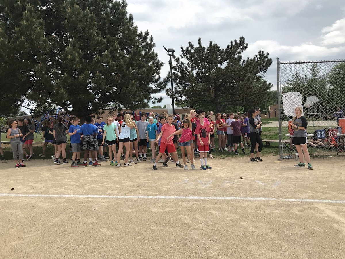LeopardsLES's tweet photo. 2nd Annual LES Kickdown 5th grade v staff kickball game. What a great way to end our week! @LeopardsLES @bvschools #teachLES #bestyearyet #waytoplay https://t.co/Sobo0MZcpc
