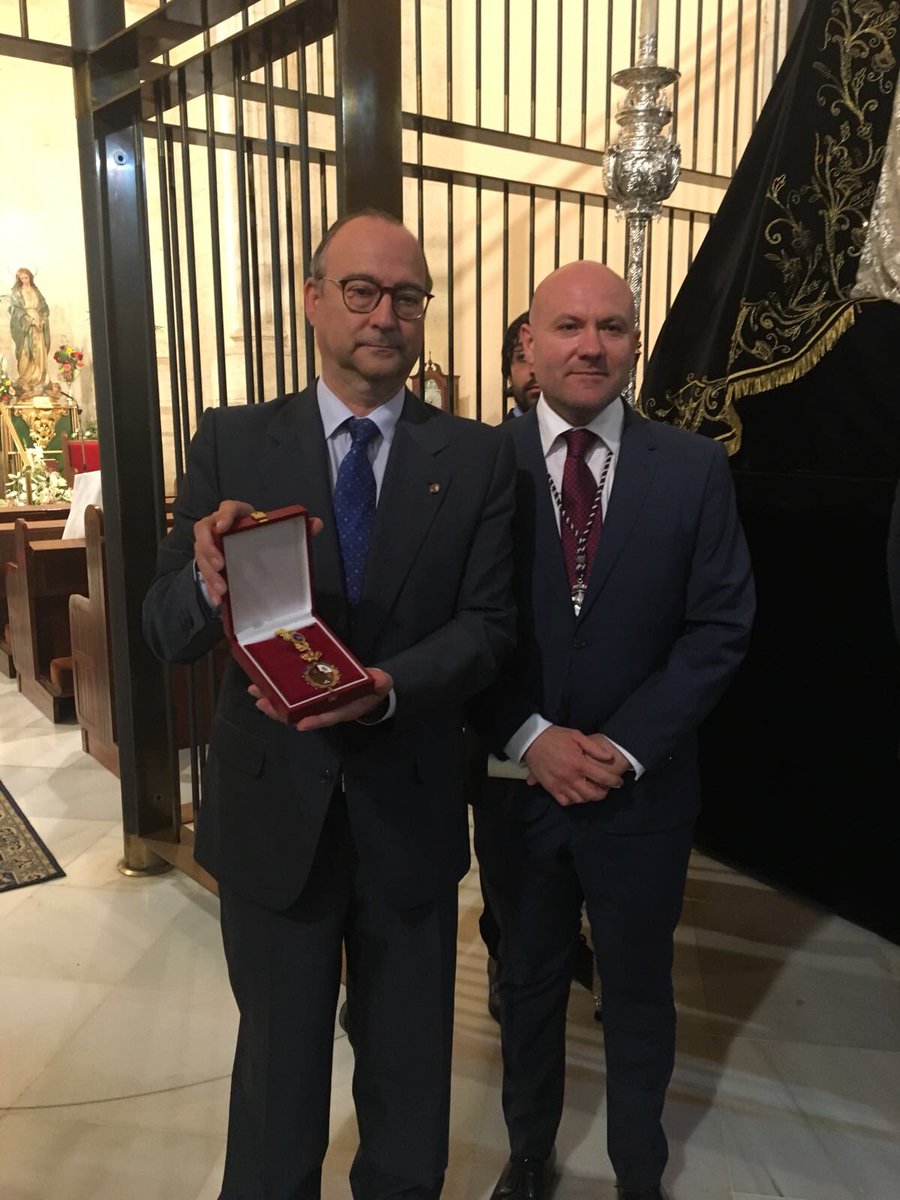 PP_Almeria's tweet photo. El Senador @LuisRogelioLRRC ha entregado hoy su medalla del @Senadoesp a la virgen de @Angustias1911 durante el traslado https://t.co/nJMSnXiDRd