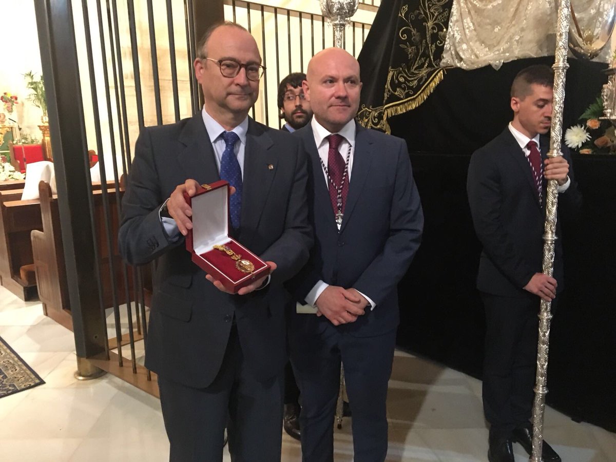PP_Almeria's tweet photo. El Senador @LuisRogelioLRRC ha entregado hoy su medalla del @Senadoesp a la virgen de @Angustias1911 durante el traslado https://t.co/nJMSnXiDRd