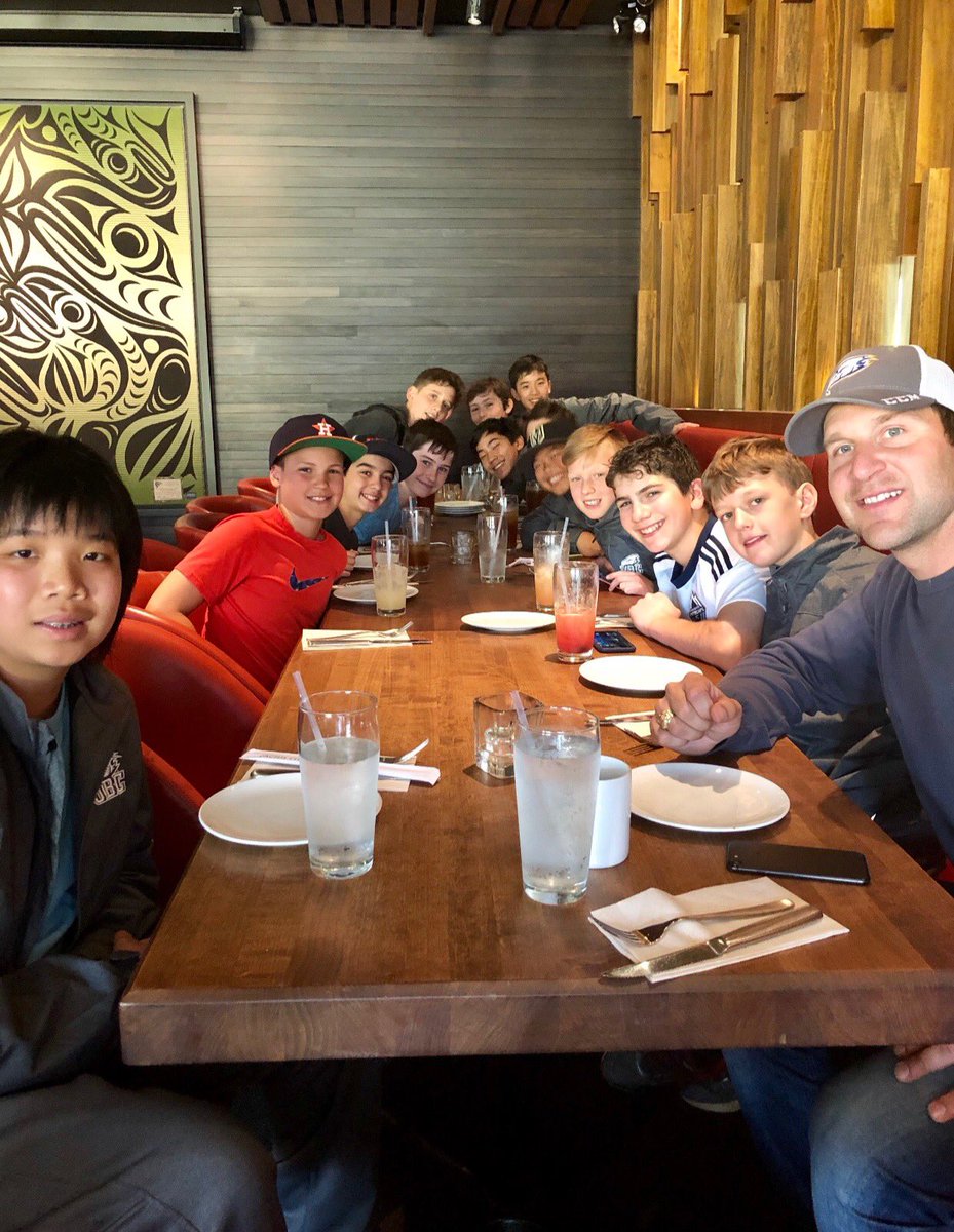 RafieProtopapas's tweet photo. TeamBonding 
#UBCThunderbirds #8Rinks #SpringHockeyTournament @UBC #eathealthy https://t.co/mITS7EI7nD