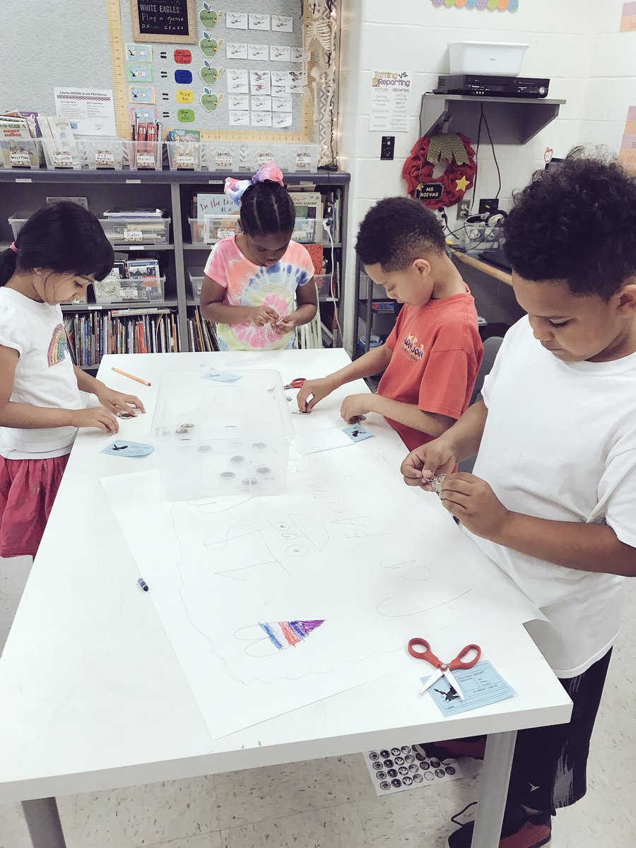 MrsRoivas's tweet photo. Here comes the ✨BLING✨! Students worked hard this week producing a product and creating advertisements that will catch consumer eyes to help support the World Wildlife Foundation 🐼 #Economics #BackpackBling #ItsASecondGradeThing #Liberty10th https://t.co/3UqYJMXydI