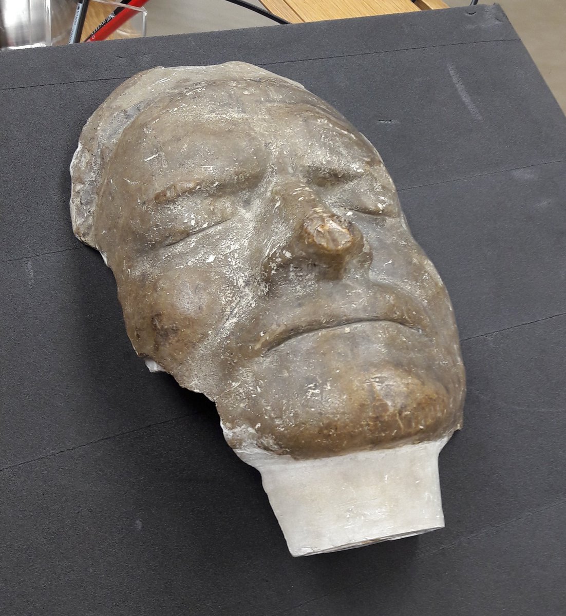 LeighFletcher's tweet photo. .... and a close encounter with Sir Isaac Newton's death mask... #RASJuno https://t.co/KpI1g2S2dX