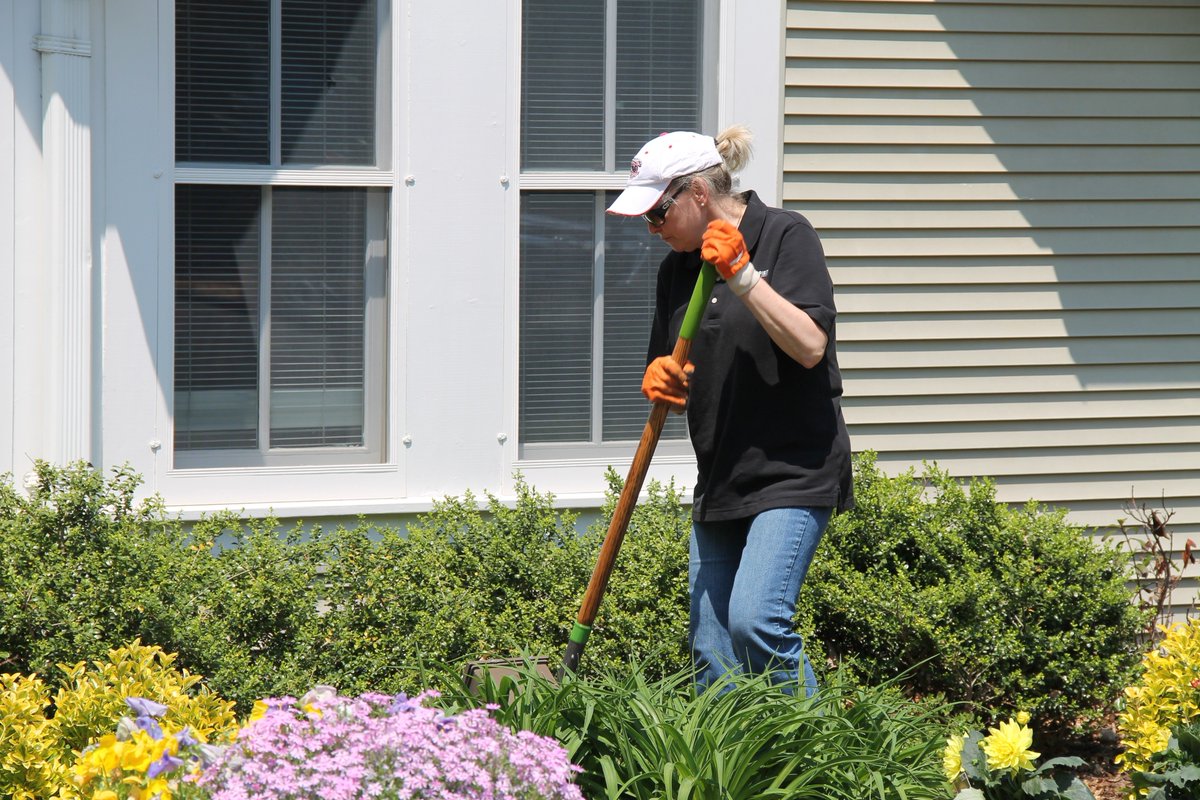 HSS_Flames's tweet photo. Holy Spirit Teachers IN-SERVICE; a wonderful afternoon of cleaning, gardening, cooking and more at Ronald McDonald House at Fairfax INOVA Hospital! #Givingback #ArlingtonCathSchools #HSS_Flames https://t.co/zCGiHJme8J