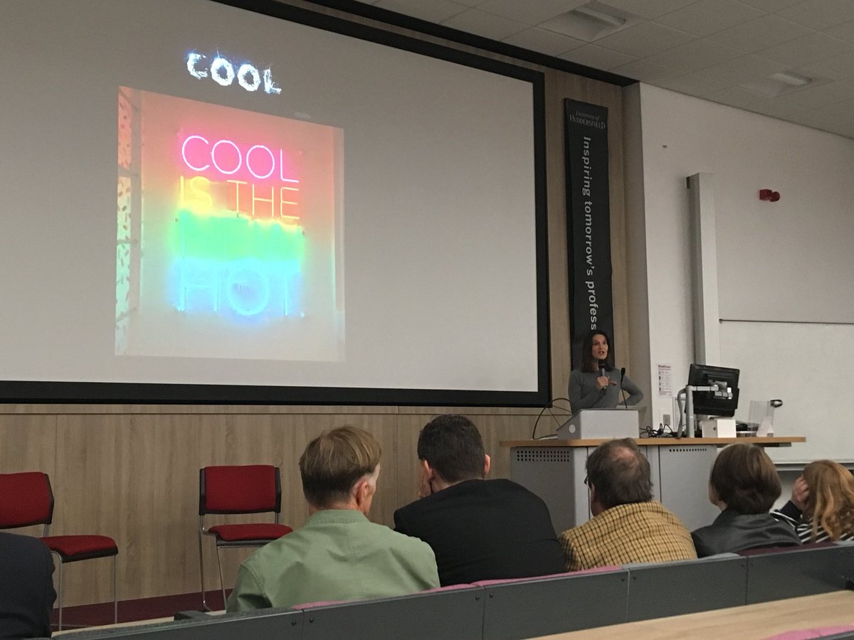 jacklinguist's tweet photo. Magnificent talk by @susie_dent on Americanization at @HuddersfieldUni for @Babelzine annual lecture! I am now gonna remove my stiff upper lip and use z’s with pride! #realize #deplane #caniget #color https://t.co/BtNxPVZXTt