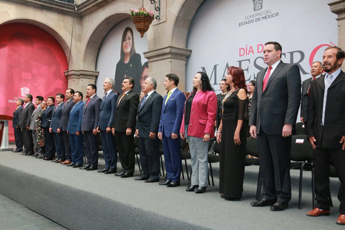 alexfedezcam's tweet photo. En la ceremonia del Día del Maestro 2018, el Gobernador @alfredodelmazo entregó la condecoración “Maestro Altamirano, el estímulo “Laura Méndez de Cuenca” y la Presea “Honor Estado de México” a docentes destacados. ¡Felicidades por este merecido reconocimiento! https://t.co/Fj4nnWw8rn