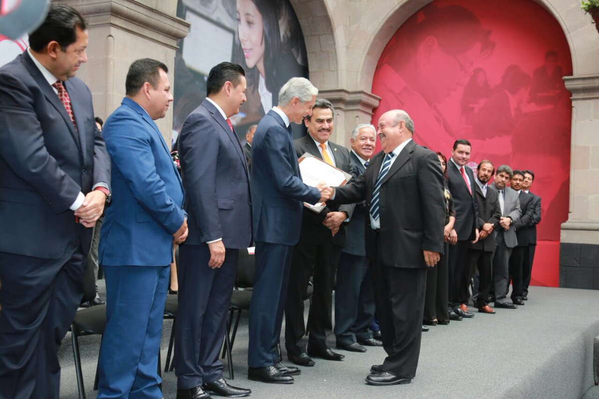 alexfedezcam's tweet photo. En la ceremonia del Día del Maestro 2018, el Gobernador @alfredodelmazo entregó la condecoración “Maestro Altamirano, el estímulo “Laura Méndez de Cuenca” y la Presea “Honor Estado de México” a docentes destacados. ¡Felicidades por este merecido reconocimiento! https://t.co/Fj4nnWw8rn