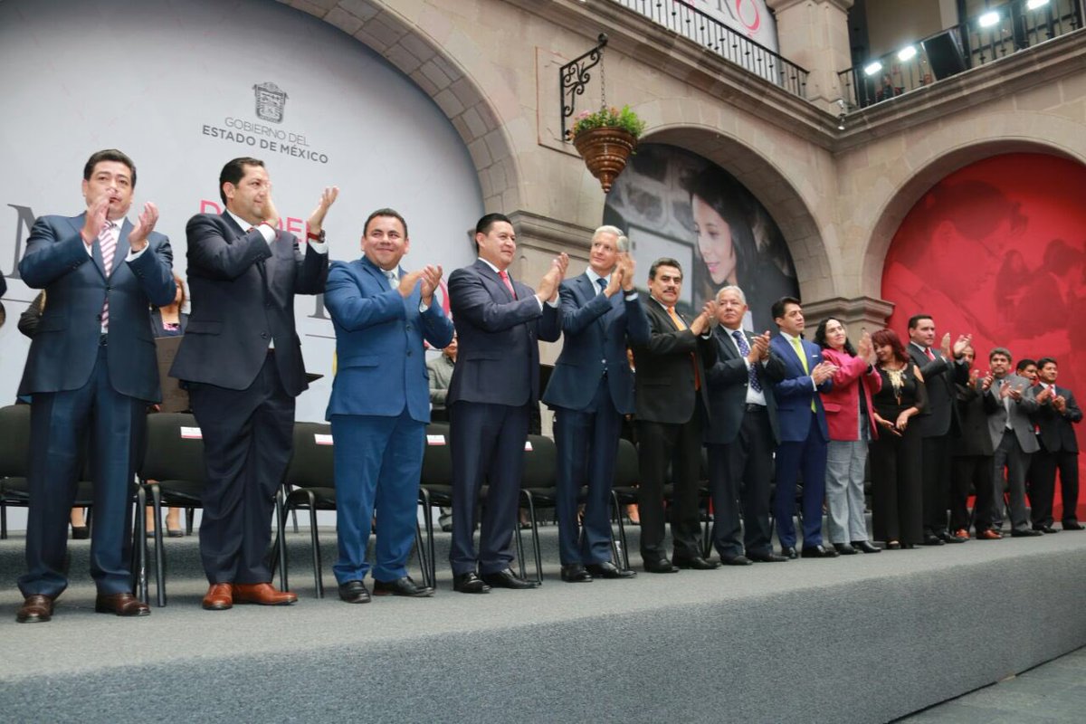 alexfedezcam's tweet photo. En la ceremonia del Día del Maestro 2018, el Gobernador @alfredodelmazo entregó la condecoración “Maestro Altamirano, el estímulo “Laura Méndez de Cuenca” y la Presea “Honor Estado de México” a docentes destacados. ¡Felicidades por este merecido reconocimiento! https://t.co/Fj4nnWw8rn