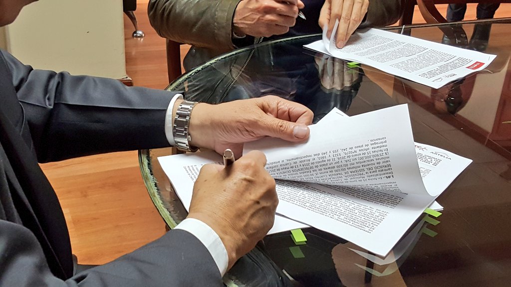 MarceloHCabrera's tweet photo. Estamos decididos a concluir las obras del #TranvíaCuenca y con la firma del contrato complementario de Gerencia y Fiscalización, para la construcción y puesta en marcha del tranvía, por 3'084.000 euros, ratificamos nuestro compromiso de cumplir el cronograma.
¡Ni un día más! https://t.co/0sGIZgY9M7