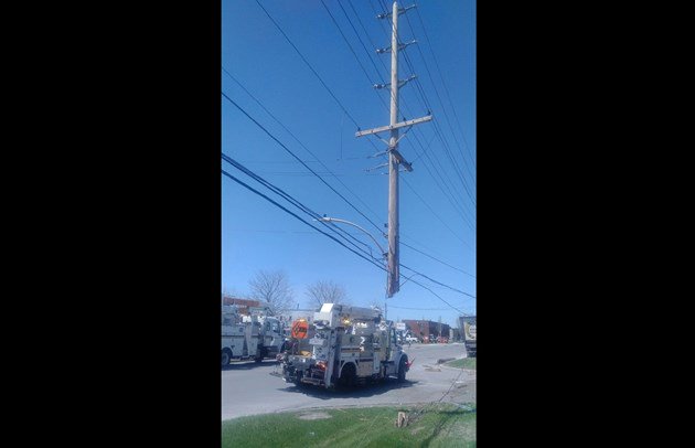 Hydro pole left floating in mid-air after crash - ottawamatters.com/local-news/hyd… #ottnews https://t.co/4O2UrBIlSY