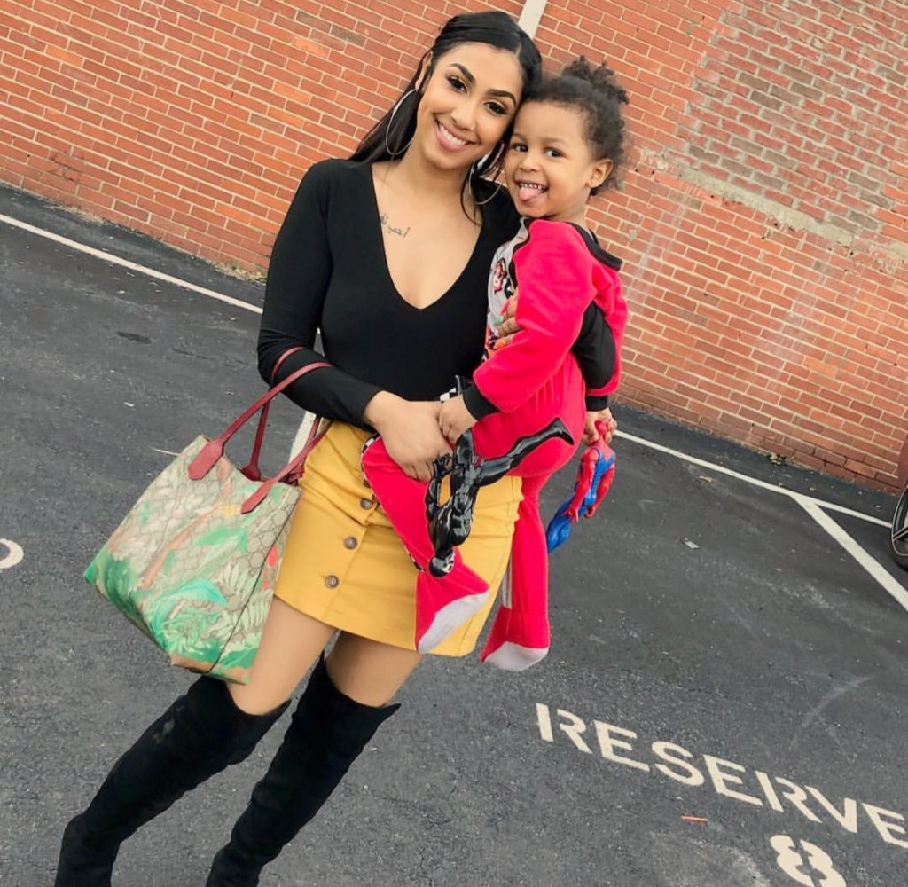 HoneydippedCos's tweet photo. Continuing on this #MomOfTheDay series...today we have musical artist Queen! 😍 Throughout social media judgment, Queen has remained #1 mom to her baby boy CJ 💋 We recognize your hard work!✨ https://t.co/T4ZpJlzyy7