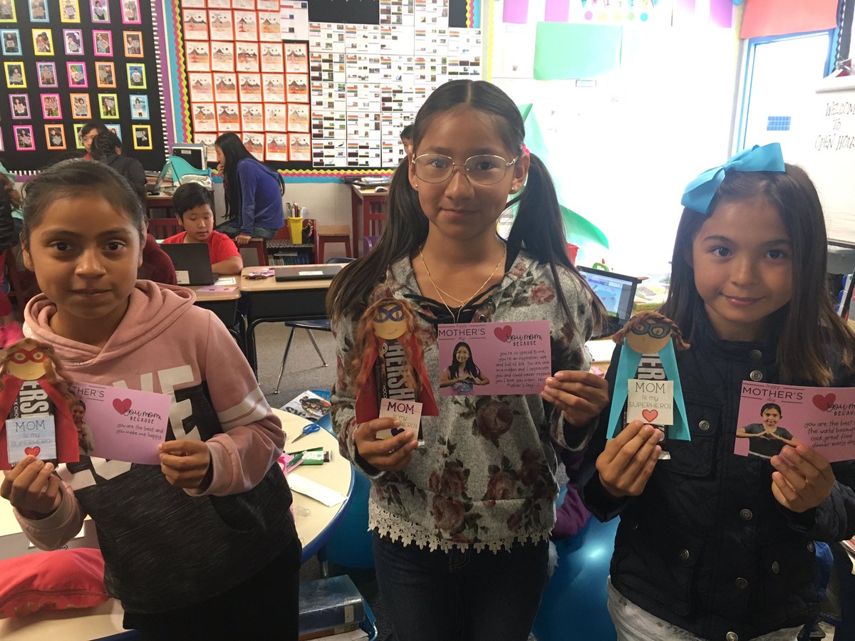 mrsfloreswsd's tweet photo. We love our moms! #HappyMothersDay #greenscreen #mymomisasuperhero #fourthgrade #wsdhaydenhawks https://t.co/XdcB4jHSOm