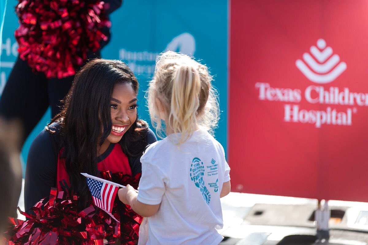 TexansCheer's tweet photo. no matter what's going on, if a child comes to us and has something on their mind...
we stop EVERYTHING to talk to them.
HTC LOVES the kids, and they love us back❣️

#HTCInTheCommunity❤️
#GoTexans🏈
➡️In this photo📸
⏩@HTC_Shakiia &amp; new friend🤗
@HTC_Speaker🔊 https://t.co/hxN4iadPOL