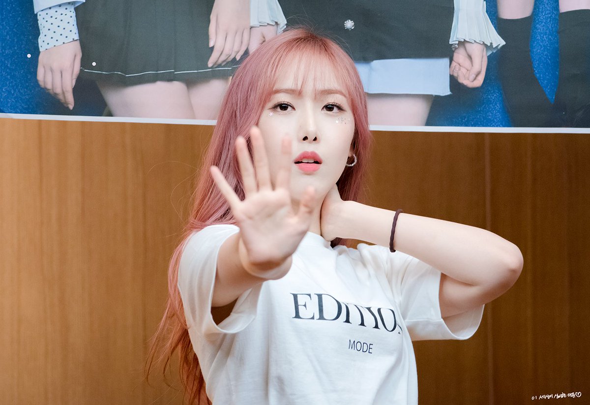 9806O3's tweet photo. 180511 당산 팬사인회

오늘도 화이팅! 

#GFRIEND
#SINB
#여자친구
#신비
@GFRDofficial https://t.co/9KgqKzIaJ5