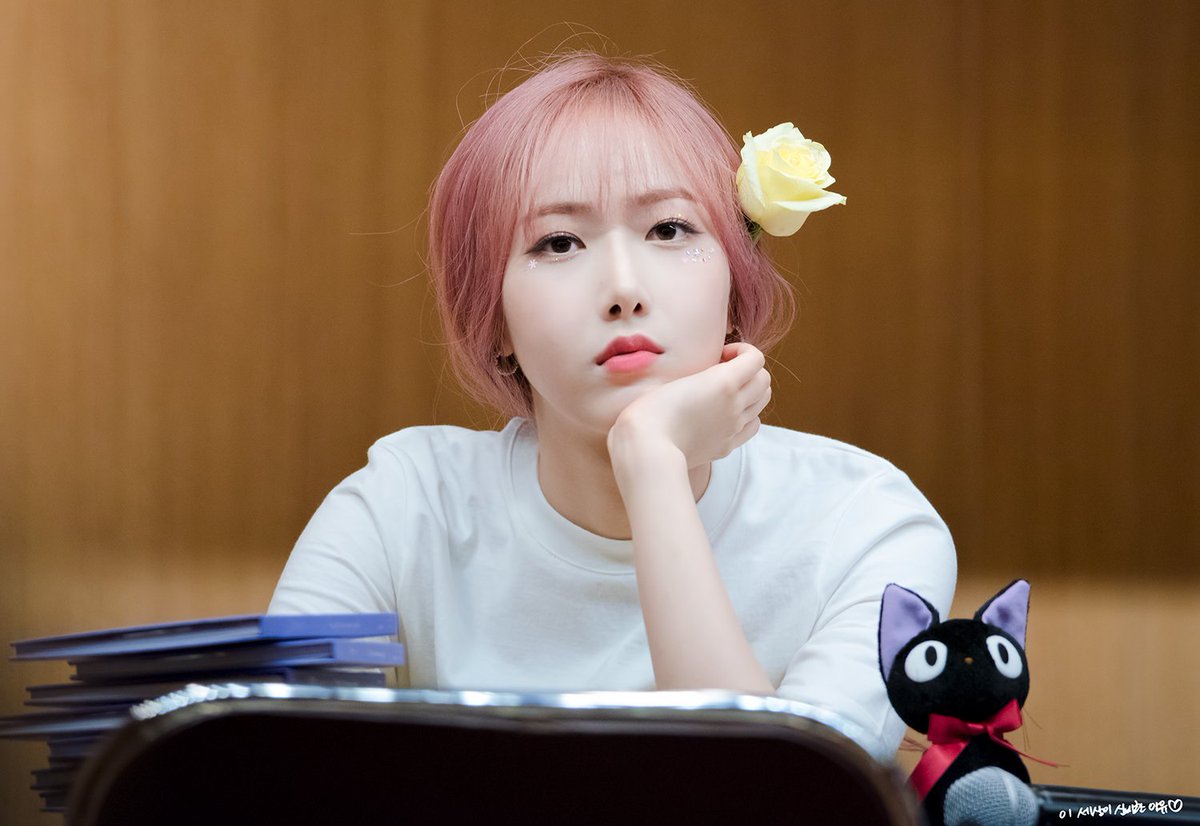 9806O3's tweet photo. 180511 당산 팬사인회

오늘도 화이팅! 

#GFRIEND
#SINB
#여자친구
#신비
@GFRDofficial https://t.co/9KgqKzIaJ5
