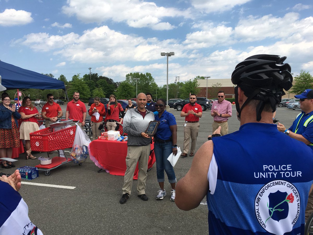 AndrewB1775's tweet photo. Helping riders during #policeunitytour2018 refuel on their trip to DC and National LE Memorial @GRHokie82 @Marissa0608 @AKupchella https://t.co/2F8votRmow