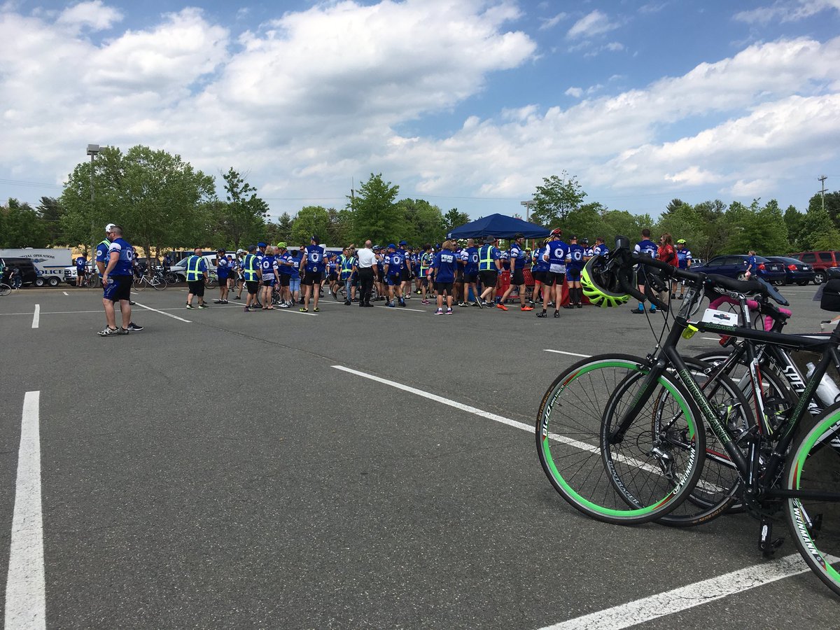AndrewB1775's tweet photo. Helping riders during #policeunitytour2018 refuel on their trip to DC and National LE Memorial @GRHokie82 @Marissa0608 @AKupchella https://t.co/2F8votRmow