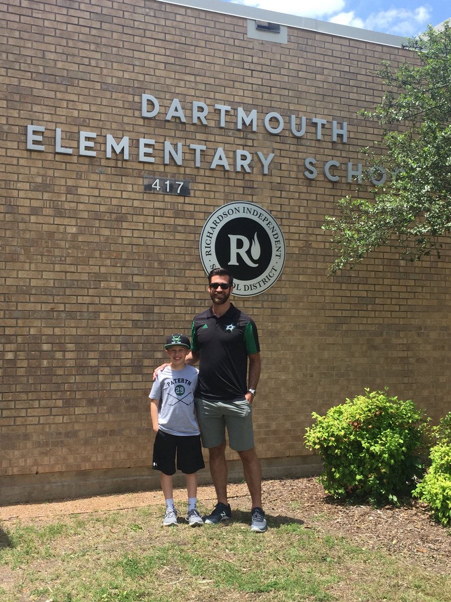 stefanygesino's tweet photo. 5th grade played hockey with Dallas Stars player Greg Pateryn to celebrate their hard work prepping for STAAR next week! #Risdgreatnes @marxstaceym @EmoryCamille https://t.co/auOzfqrsmx