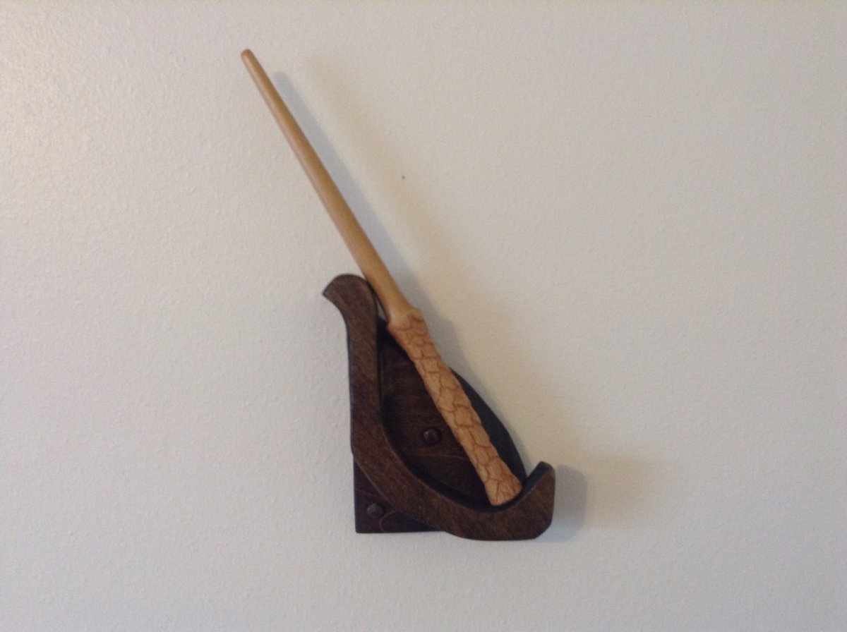 CloudHomeCrafts's tweet photo. Excited to share this unique wand display from my #etsy shop: Wall Hanging Single Wand Display Plaque https://t.co/WaG8i4f01K #accessories #housewarming #minimalist #witch #wizard #magic #wand #ilvermorny #Pottermore #DisplayIt #GiftsForMom #GiftsForHer https://t.co/Bfb1007hbd