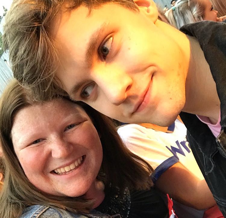TMLDotCom's tweet photo. May 11: Sander with a fan in Tønsberg. {4} https://t.co/XuCpNVMuvE