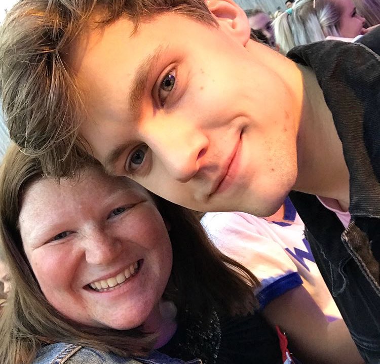 TMLDotCom's tweet photo. May 11: Sander with a fan in Tønsberg. {4} https://t.co/XuCpNVMuvE